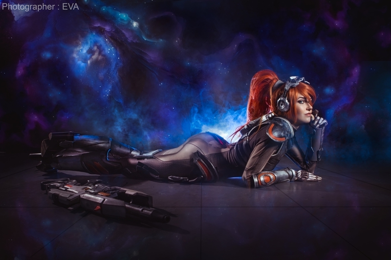 Косплей на персонажа Overwatch Роковая вдова в образе Сары